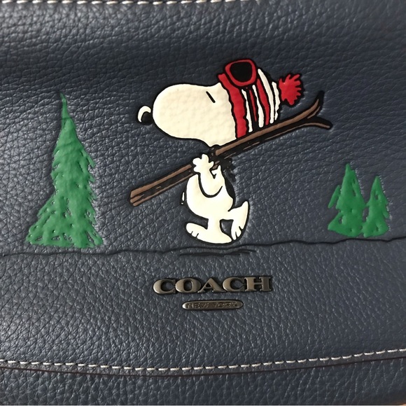 🐶 Coach X Peanuts Warren Belt Bag With Snoopy Christmas Motif - Picture 8 of 10